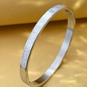 STAINLESS STEEL BANGLE BRACELET